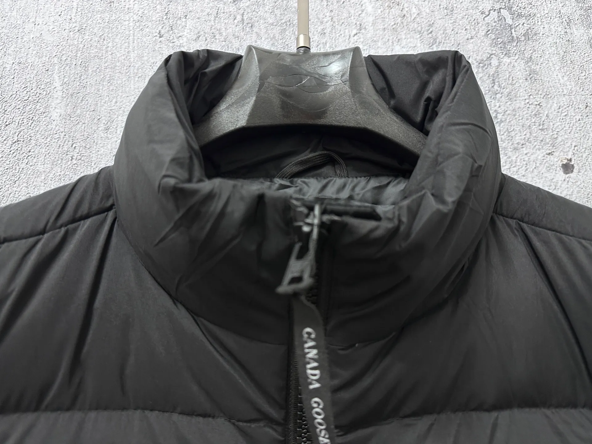 P560 【CANADA GOOSE】Lawrence Men's Down Vest The Lawrence down vest features a durable shell and quilted body, making it a must-have item for all seasons. It's made from sustainable Enduraluxe fabric, which has a durable soft touch. The Lawrence features a thoughtfully designed down-filled collar to block strong winds, a two-way zipper and a longer rear hem. Size: XS-XXL
